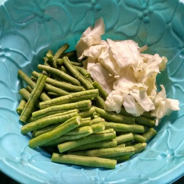 Potong-potong kacang panjang dan kol.