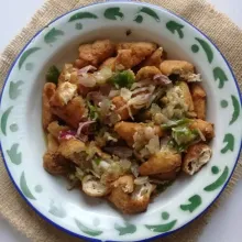 Tahu pong siap disajikan.