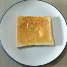 Campur jadi satu di dalam mangkuk mayonaise, saus sambal dan saus tomat. Aduk hingga rata. Lalu oles di permukaan roti.