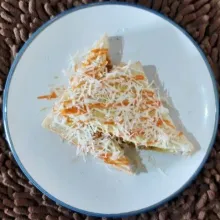 Siapkan piring saji. Tata roti di atas piring saji. Tuang lagi/ kucuri dengan mayonaise dan saus sambal. Lalu beri parutan keju. Roti sandwich telur orak-arik siap dihidangkan.