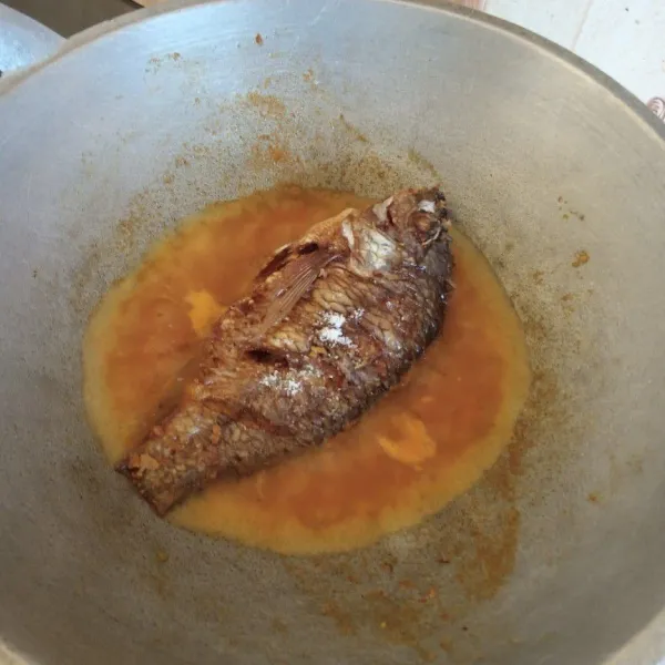 Kemudian masukkan ikan. Tambah garam dan royco. Aduk rata dan masak sampai mengering. Koreksi rasa. Sajikan.