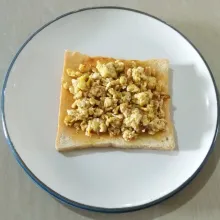 Tata telur orak-arik di atasnya.