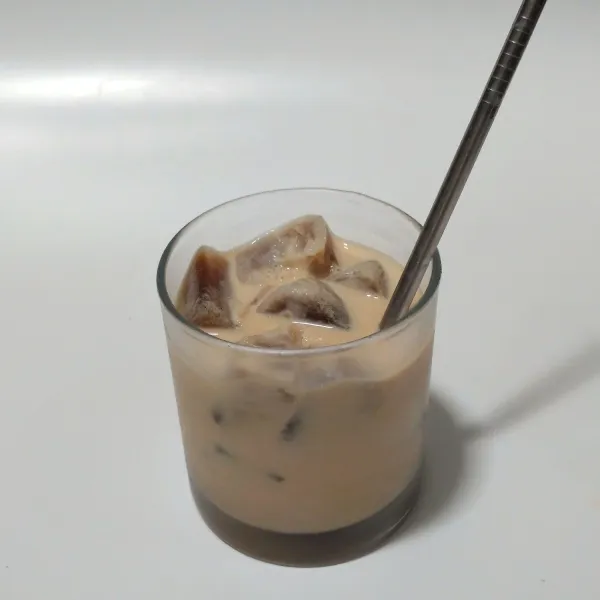 Tuang susu vanilla.