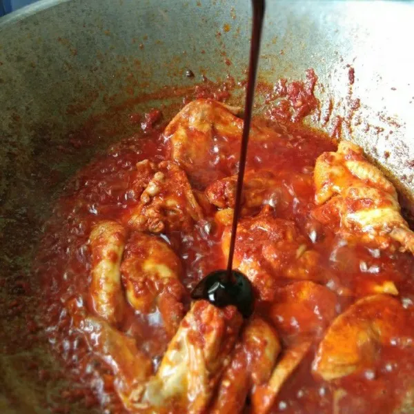 Masak hingga kuah menyusut, tambahkan kecap manis, aduk rata.