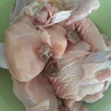 Lumuri ayam dengan larutan asam jawa dan garam, diamkan 30 menit.