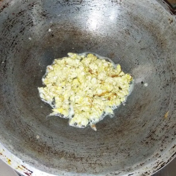 Panaskan sedikit margarin. Masukkan telur, orak-arik telurnya. Angkat dan sisihkan.
