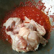 Masukan ayam, aduk rata.