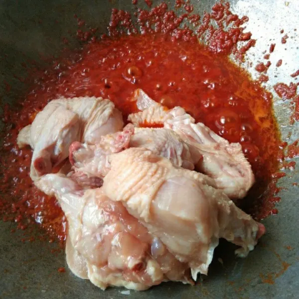 Masukan ayam, aduk rata.