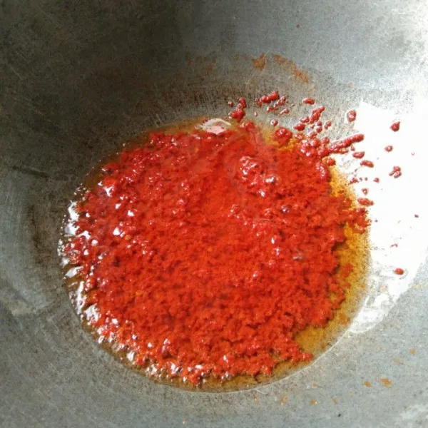 Tumis bumbu halus hingga harum.