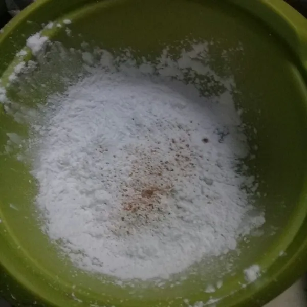 Campur tepung beras, tepung tapioka, garam, dan lada bubuk. Aduk rata