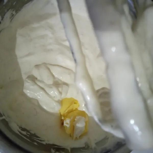 Masukkan margarin dan garam, mixer sebentar hingga tercampur rata