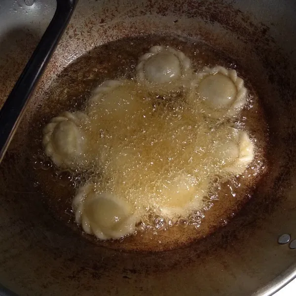 Kemudian goreng dalam minyak panas hingga matang dan kering. Angkat dan tiriskan.