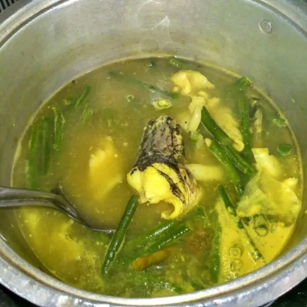 Masukkan garam, gula pasir dan kaldu jamur. Aduk rata dan cicipi rasanya. Angkat dan sajikan.