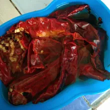 Rendam cabe merah kering dengan air panas buang bijinya, biarkan dingin cuci cabe dan tiriskan.