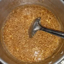 Tambahkan semua bahan, masak hingga mendidih, sesekali diaduk. Matikan api, tunggu uap panasnya berkurang