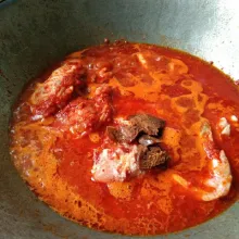 Tambahkan air ( secara bertahap ) garam dan gula merah, aduk rata.