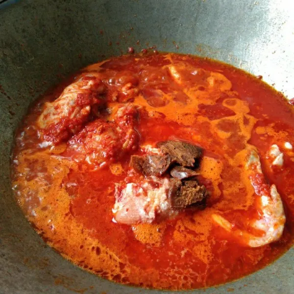 Tambahkan air ( secara bertahap ) garam dan gula merah, aduk rata.