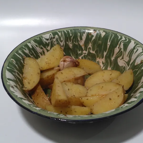Campurkan kentang dengan bumbu, aduk rata.