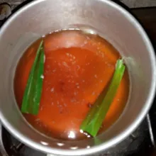 Rebus gula merah, daun pandan, dan air hingga gula larut. Saring