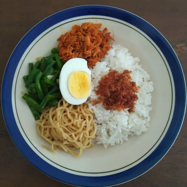 Susun nasi dan lauk pada piring. Sajikan nasi balap bersama telur rebus dan mi goreng.