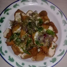 Tuang cabai rawit dan bawang merah yang sudah diulek kasar diatas potongan tahu pong.