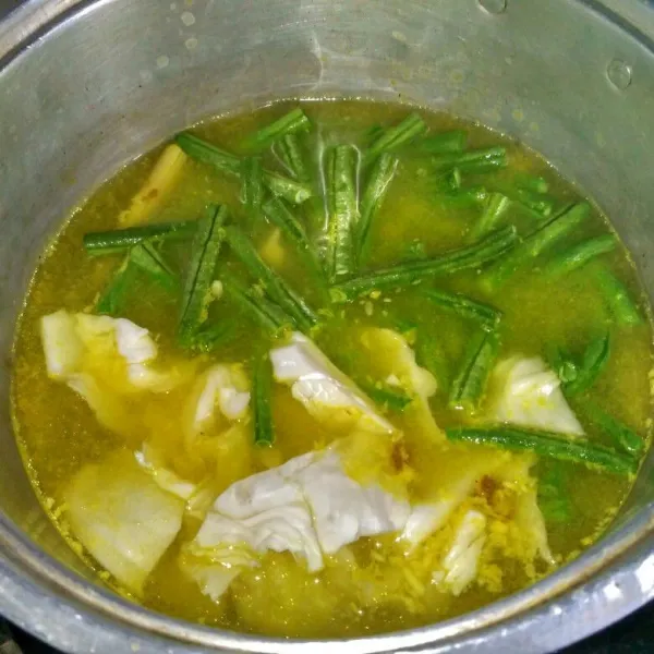 Masukkan kacang panjang dan kol. Masak hingga ikan dan sayuran matang.