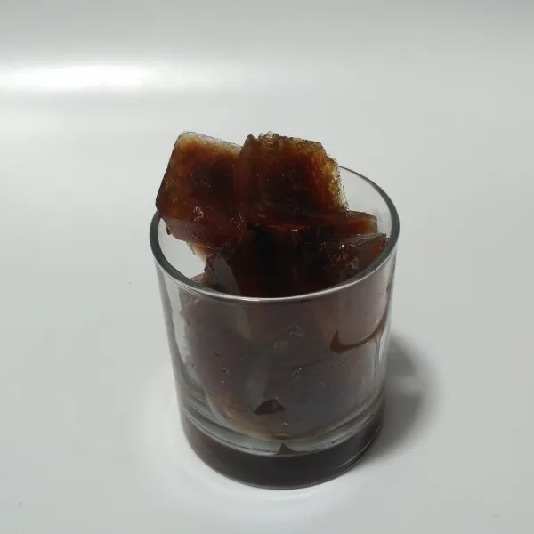 Masukkan kopi beku.