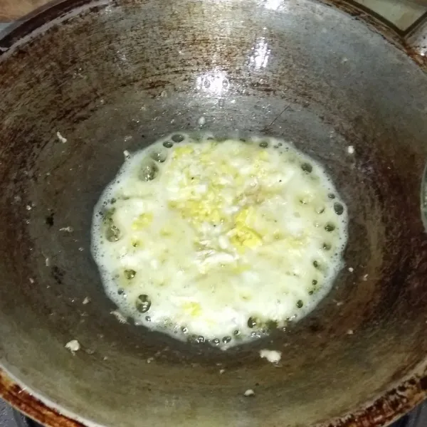 Panaskan margarin. Masukan telur, orak-arik telurnya hingga matang.