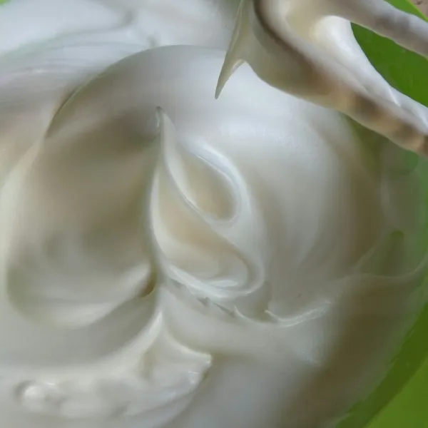 Membuat topping : kocok putih telur dan gula hingga kaku. Tambahkan terigu dan vanila.