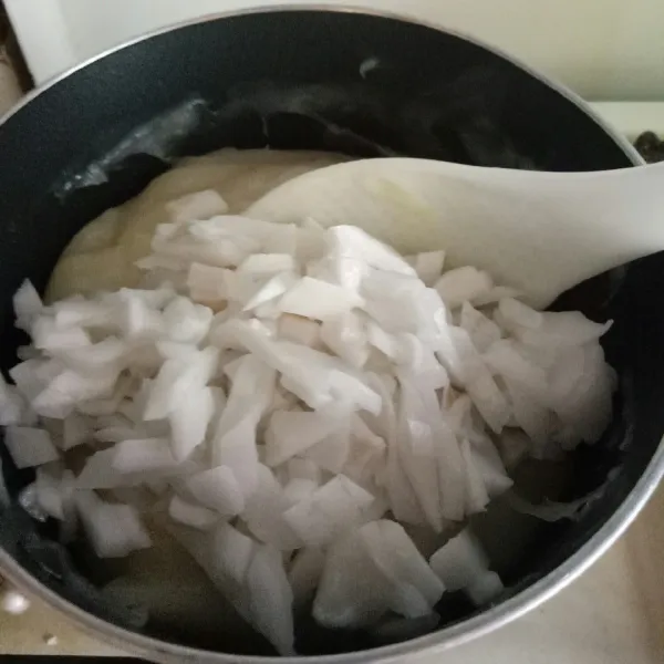 Masukkan kelapa muda. Aduk rata dan matikan api. Beri ekstrak vanili. Aduk rata. Lalu masukkan ke dalam wadah aluminium cup.