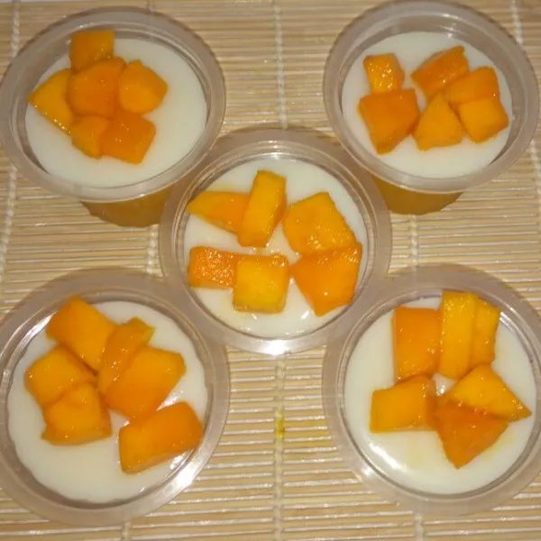 Beri topping potongan buah mangga di atasnya. Masukkan kulkas hingga dingin.