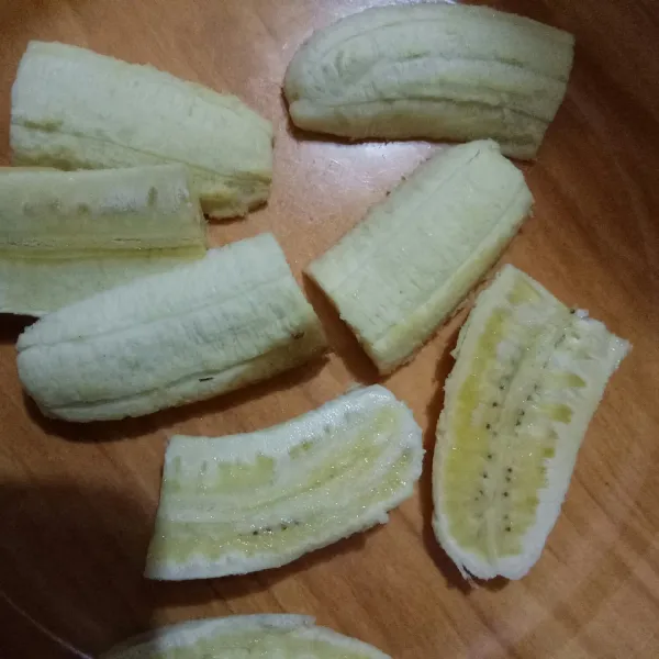 Siapkan pisang uli yang sudah matang, potong bagi 8 atau sesuai selera.