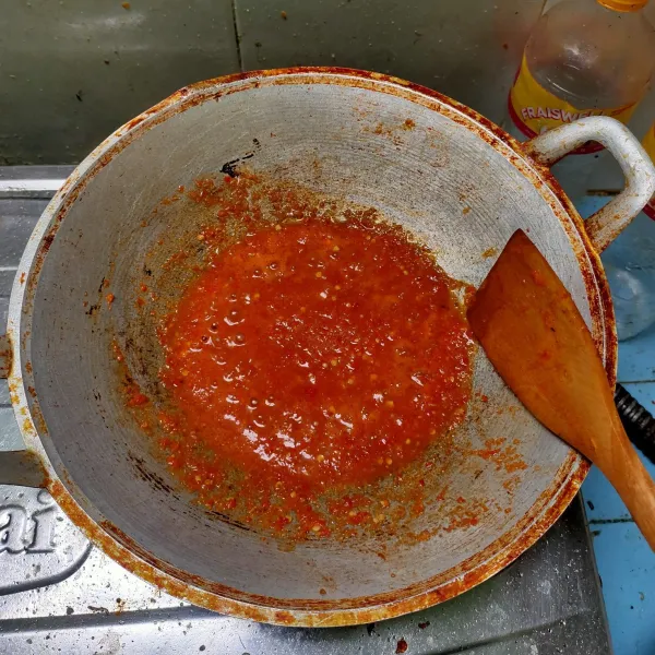 Tumis bumbu halus hingga air tomat agak menyusut.