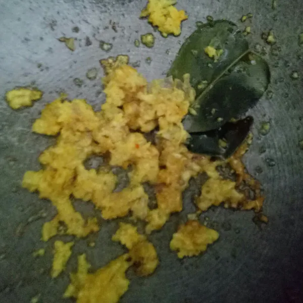 Oseng bumbu halus dengan minyak dan daun jeruk hingga wangi.