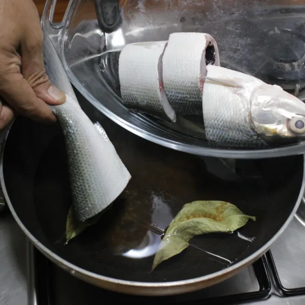 Rebus ikan bandeng dengan semua bahan 1. Biarkan sampai mendidih.