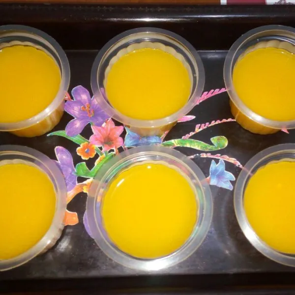 Isi cup puding sebanyak 3/4 biarkan hingga set.