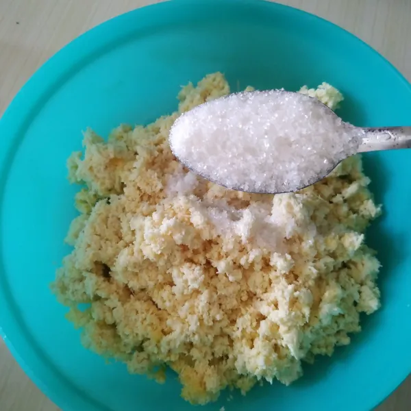 Campur singkong parut dengan bawang putih halus, gula pasir dan garam.