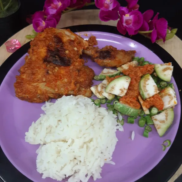 Nikmat banget dimakan sebagai pendampingnya ayam taliwang. Resep ayam taliwang bisa dilihat di halaman saya ya :) selamat menikmati. So yummy.
