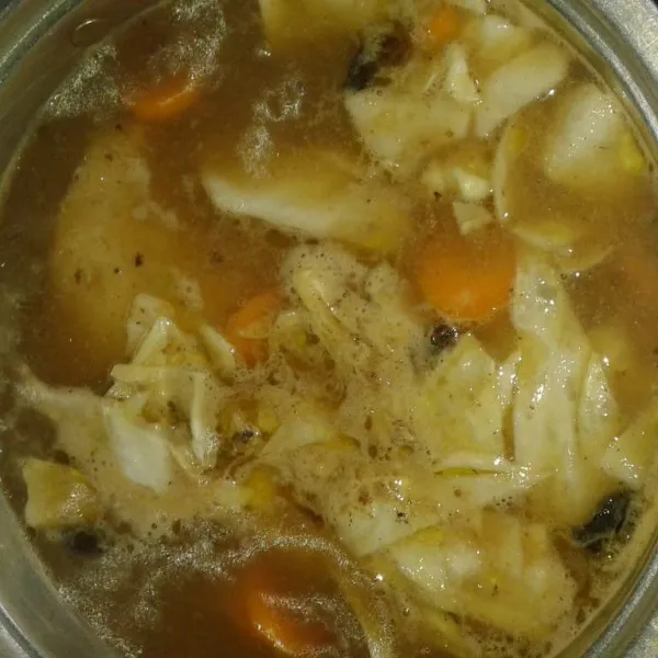 Masukkan wortel dan kentang ke dalam kuah sop. Rebus sampai setengah matang lalu masukkan irisan kol. Tambahkan secukupnya garam, gula pasir dan kaldu jamur. Cek rasa sampai pas dan masak sampai semua sayuran matang. Matikan api.