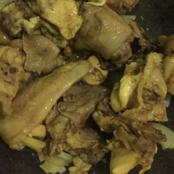 Potong-potong daging ayam, cuci bersih, bumbui dengan bumbu marinasi lalu rebus.