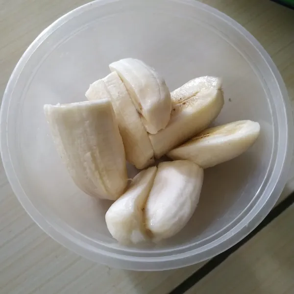 Belah pisang menjadi 2 bagian kemudian potong-potong.