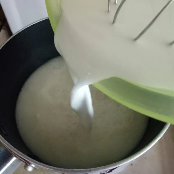 Tuangkan adonan tepung.