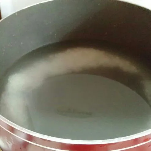Panaskan air dan beras.