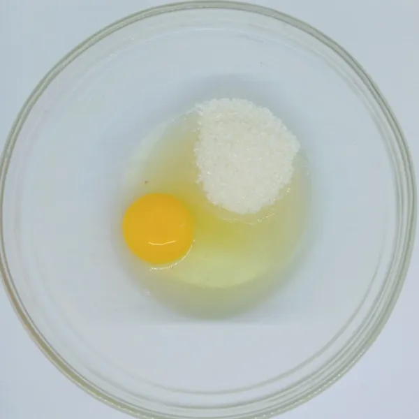 Kocok telur dan gula hingga warna adonan pucat dan mengental.