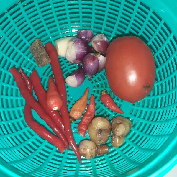 Siapkan bumbu halus (tomat, bawang, terasi, kencur, cabe).
