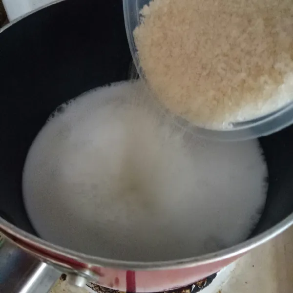 Panaskan santan, gula dan garam. Aduk hingga larut.