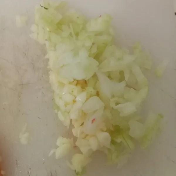 Cacah halus bawang putih dan bombai