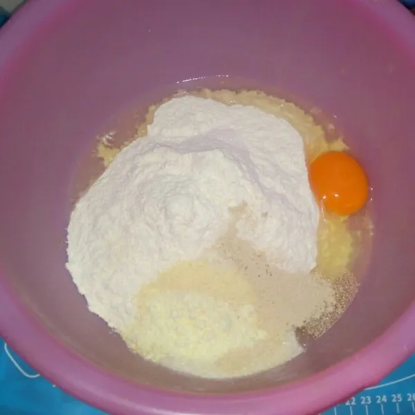 Di wadah campur terigu, gula pasir, ragi instant, susu bubuk dan telur. Aduk rata.