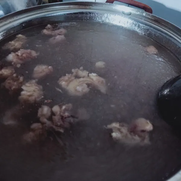Lalu rebus daging sapi menggunakan air cucian beras bersama dengan lengkuas, jahe, daun salam dan serai. Biarkan sampai daging empuk.