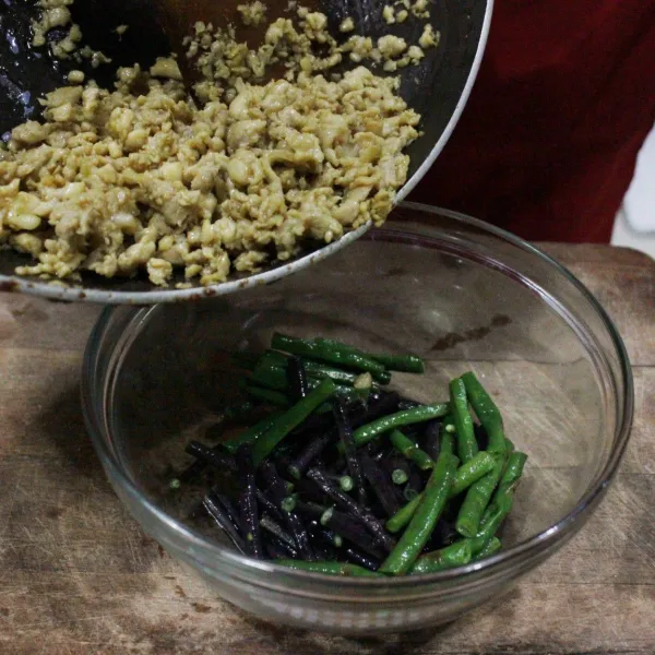 Setelah ayam matang campurkan dengan kacang panjang.